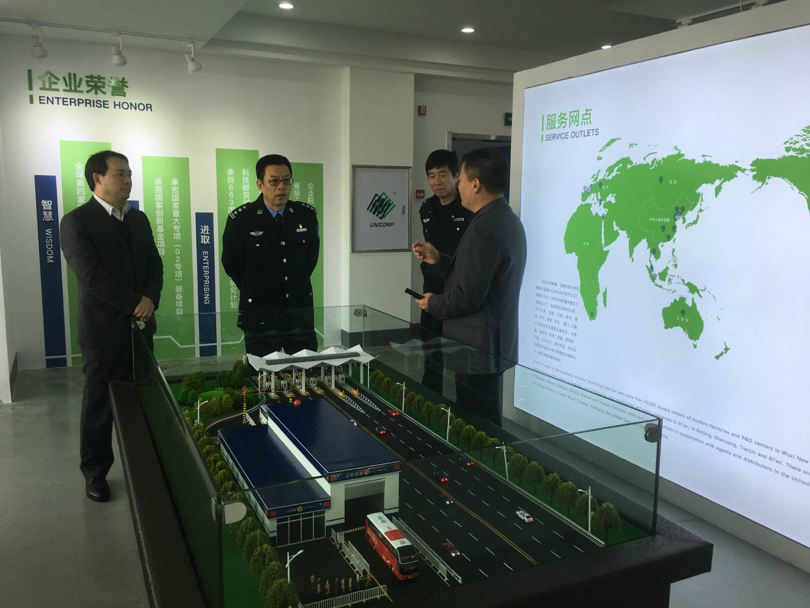 热烈欢迎新吴区副区长、区公安局长丁旭东莅临z6com·尊龙科技参观调研！