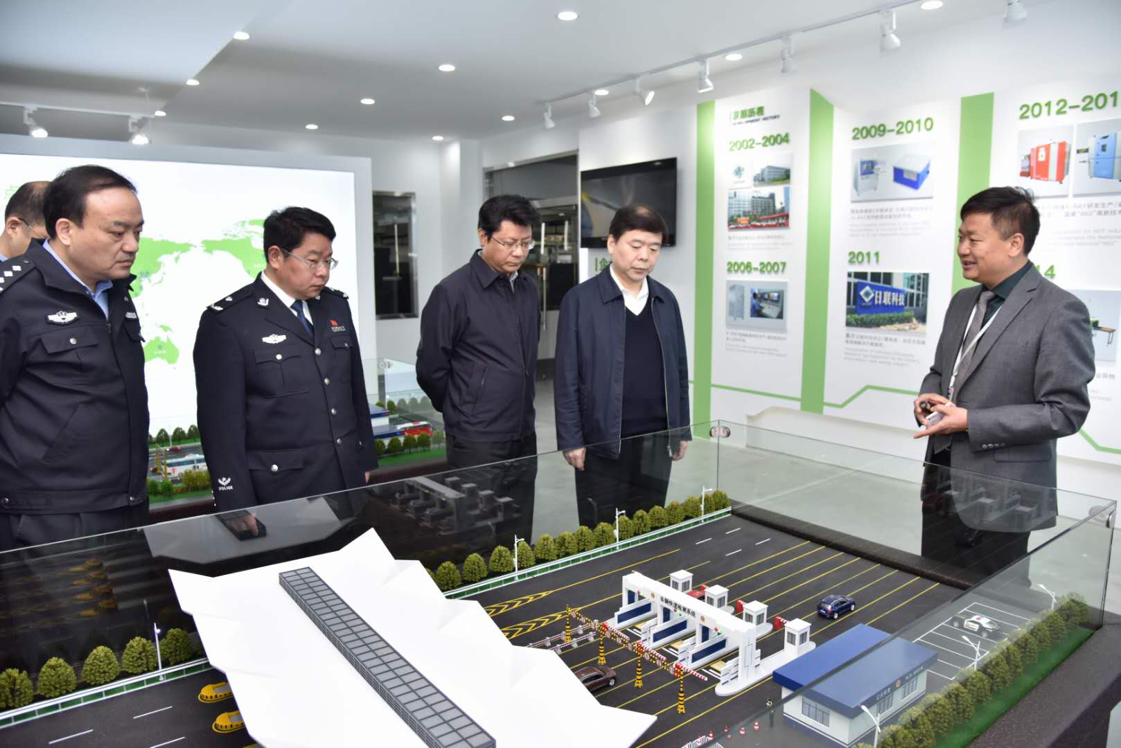 热烈欢迎无锡市领导谢晓军携队莅临z6com·尊龙科技指导工作！