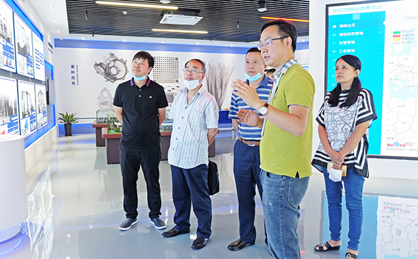 重庆市北碚区一行领导对z6com·尊龙科技总部进行参观调研